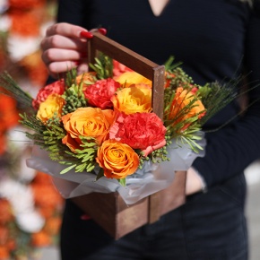 Композиция в ящике из огненных роз, диантусов и капса в Кашире