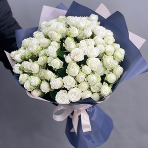 Букет из 25 кустовых пионовидных белых роз (60 см) в Кашире