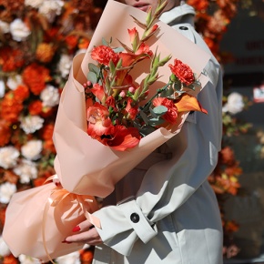 Букет "На закате дня" из гладиолусов, калл, гиперикума и диантусов в Кашире