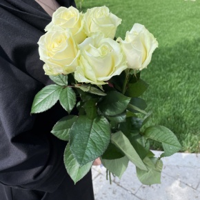 Букет из 5 белых роз (70 см) в Кашире