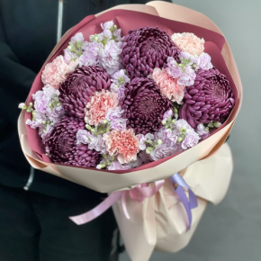 Букет "Софи" из хризантем Бигоуди, диантусов и ароматных маттиол в Кашире
