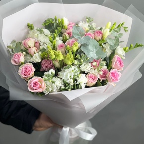 Букет "Особый случай " из ароматных маттиол, фрезий и кустовых роз в Кашире