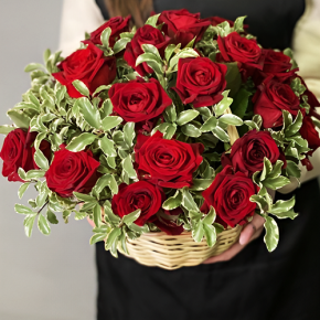 Композиция в корзине "Евгения" из 25 роз и питаспорума в Кашире