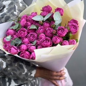 Букет "Малиновый бисквит" из кустовых и пионовидных роз и эвкалипта в Кашире