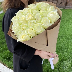 Букет из 25 белых роз в крафте (70 см) в Кашире