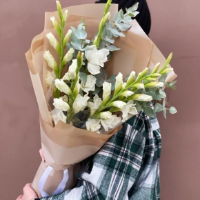Букет из 5 белых гладиолусов и эвкалипта в Кашире