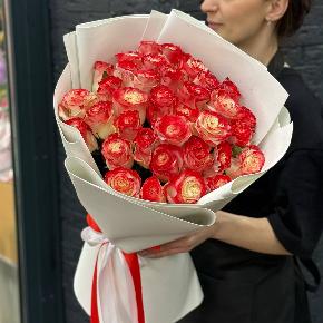 Букет " Клубничный коктейль" из 35 бело-красных роз в Кашире