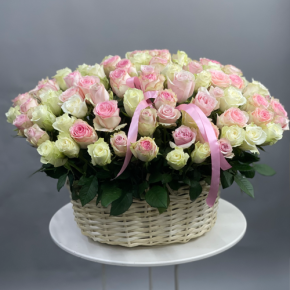 Композиция в корзине из 101 кенийской розы пастельный микс (40 см) в Кашире