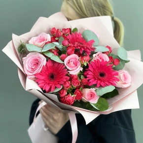 Букет "Маджента" из микса роз, гербер и эвкалипта в Кашире