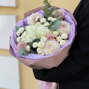 Букет "Динь" из георгин, хризантем сантини, эвкалипта, роз и гортензии в Кашире