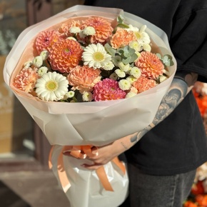 Букет "Персиковый латте" из георгин, диантусов, гербер и хризантем сантини в Кашире