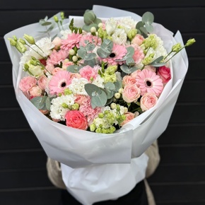Букет "Ромео" из роз, эвкалипта, гербер, ароматных фрезий, озатамнуса, эустом и диантусов в Кашире