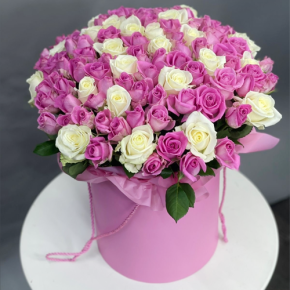 Композиция в шляпной коробке из 151 розы кения микс в Кашире