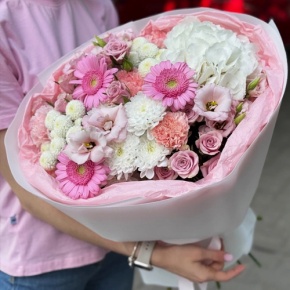 Букет "Розовые облака" из хризантемы, кустовых роз, диантусов, гортензии и эустом в Кашире