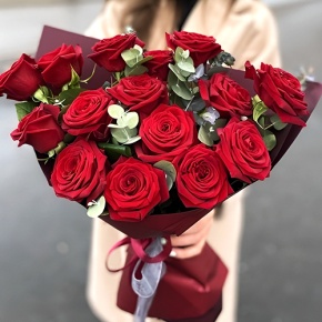 Букет 15 красных роз с эвкалиптом (50 см) в Кашире