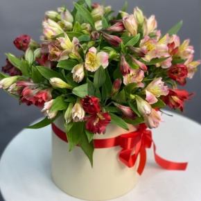 Композиция в шляпной коробке из 21 альстромерии в Кашире