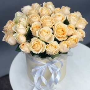 Композиция в шляпной коробке из 35 кремовых кенийских роз в Кашире