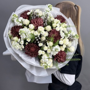 Букет "Шоколадный френч" из кустовых роз, хризантем Бигоуди, брунии, ароматных маттиол и сантини в Кашире