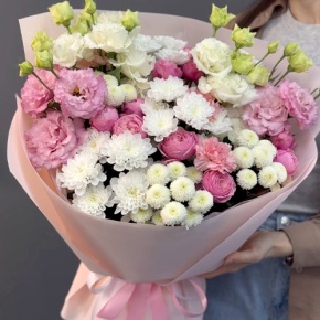 Букет "Задыхаюсь от нежности" из хризантемы, кустовых пионовидных роз, диантусов и эустом в Кашире