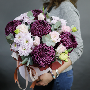 Композиция в шляпной коробке "Наденька" из хризантем Бигоуди, эустом и эвкалипта в Кашире