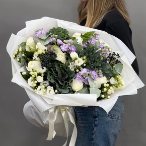 Букет "Ночное рандеву" из брассики, ягод вибирнума, роз, эустом, ароматных маттиол и гиперикума в Кашире