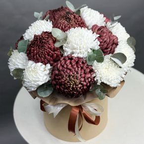 Композиция в шляпной коробке из 19 хризантем  в Кашире