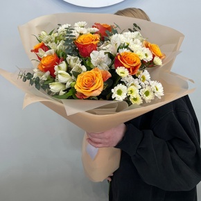 Букет "Апельсин" из роз и хризантем сантини в Кашире