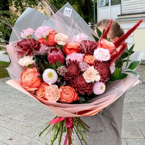 Букет "Каркаде" из хризантем Бигоуди и Момоко, роз Эквадор Кахала, озатамнуса,  эустом, протеи, и диантусов в Кашире
