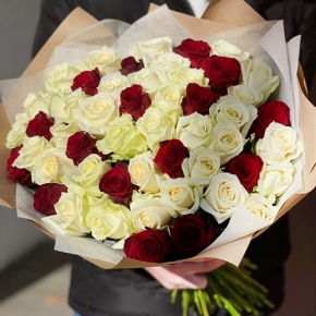 Букет 51 белая и красная роза (50 см) в Кашире