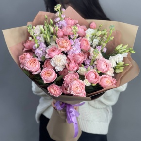 Букет "Лиана" из ароматных маттиол, пионовидных кустовых роз Джульетта, эустом и диантусов в Кашире