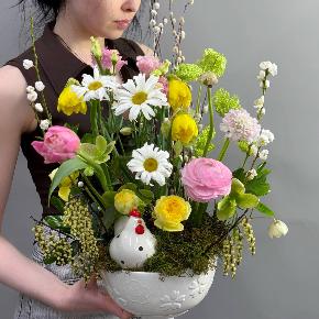 Весенняя композиция в кашпо с французскими тюльпанами в Кашире