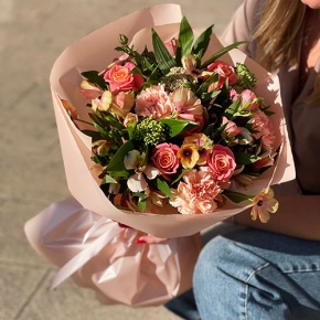 Букет "Каталина" из роз, диантусов, альстромерий, скиммии и кустовых ранункулюсов в Кашире