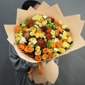 Букет "Осенние грёзы" из лейко, роз, фрезий, скиммии, молюцеллы и лейко в Кашире