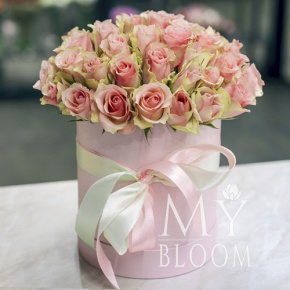 Композиция в шляпной коробке из 51 кремовой кенийской розы в Кашире