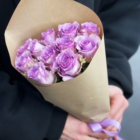 Букет из 11 лиловых роз в крафте (40 см) в Кашире