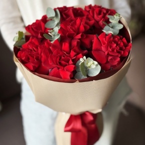 Букет "Красная пантера" из 7 роз Эквадор и эвкалипта в Кашире