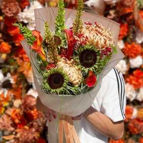 Букет "Фиеста" из подсолнуха экзотик, калины, хризантем Виена, калл, моллюцелл и эремуруса в Кашире