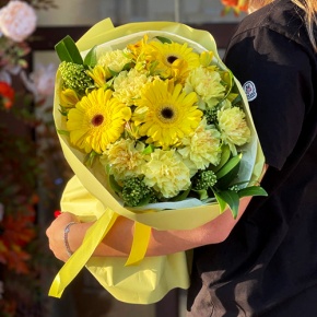 Букет "Солнечная пора" из гербер, альстромерий, скиммии и диантусов в Кашире