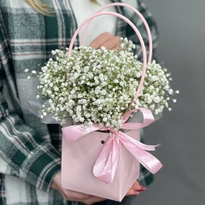 Композиция в сумочке из гипсофил в Кашире
