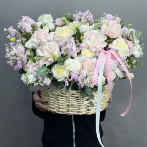 Композиция в корзине из роз Эквадор и ароматных маттиол в Кашире