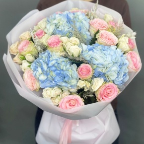 Букет "Легкий ветерок" из роз, конифера и гортензий в Кашире