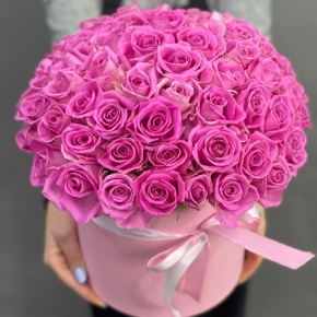 Композиция в шляпной коробке из 71 кенийской розы в Кашире