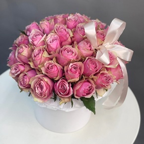 Композиция в шляпной коробке из 43 роз в Кашире