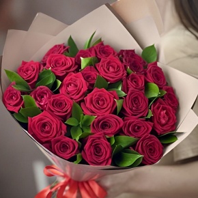 Букет из 25 красных роз и рускуса (50 см) в Кашире