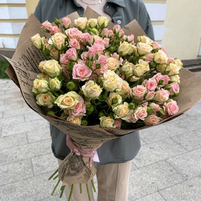 Букет из 19 кустовых роз в крафте (60 см) в Кашире