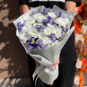 Букет из ирисов и хризантем в Кашире