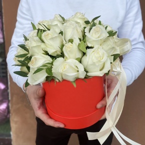 Композиция в шляпной коробке из 25 белых роз в Кашире