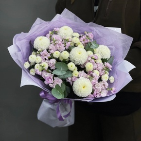 Букет "Ванила" из хризантем сантини, Момоко, эвкалипта и ароматных маттиол в Кашире