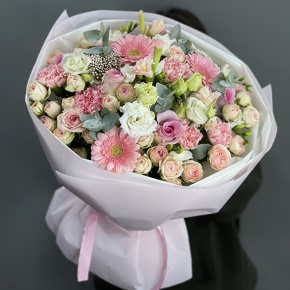 Букет "Я с тобой" из роз, эвкалипта, гербер, ароматных фрезий, озатамнуса, эустом и диантусов в Кашире