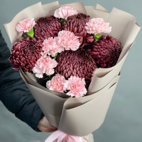 Букет из хризантем Бигоуди и розовых диантусов в Кашире